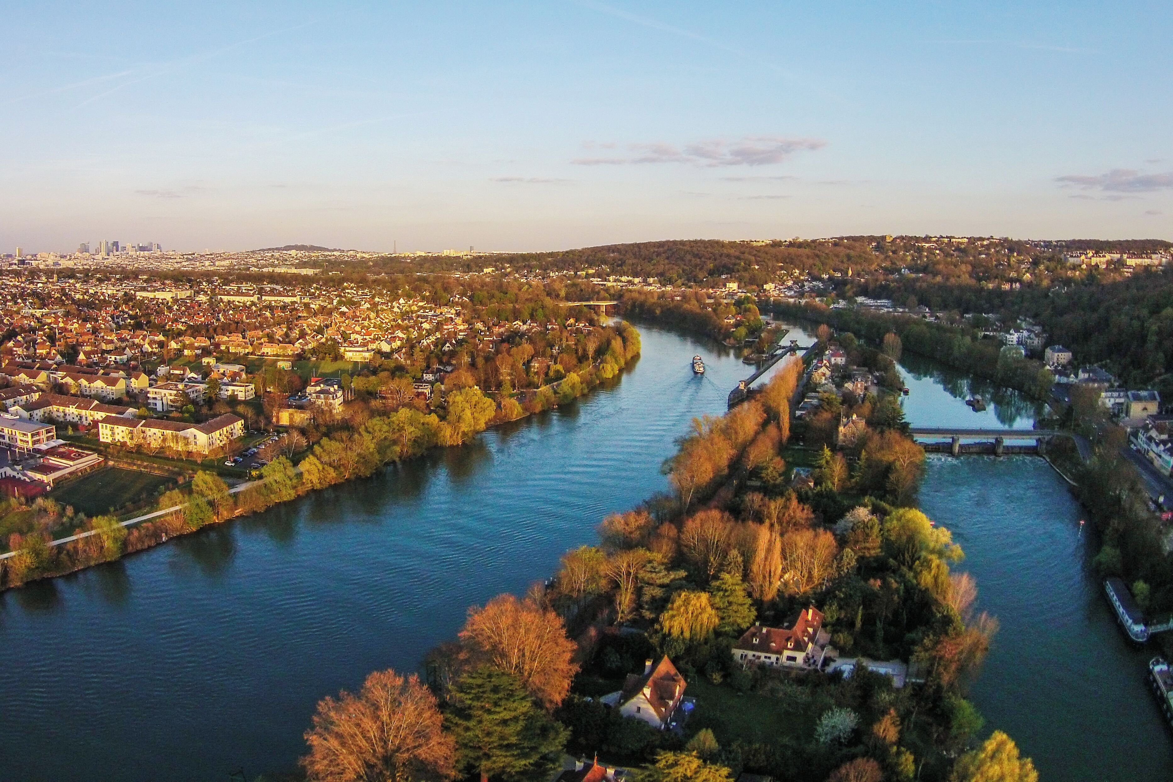 Croissy, Bougival, Ile de la Loge, La Défense at a distance.