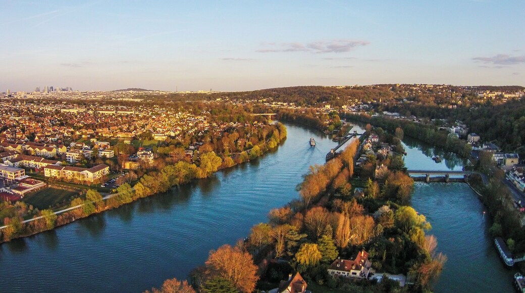 Croissy, Bougival, Ile de la Loge, La Défense at a distance.