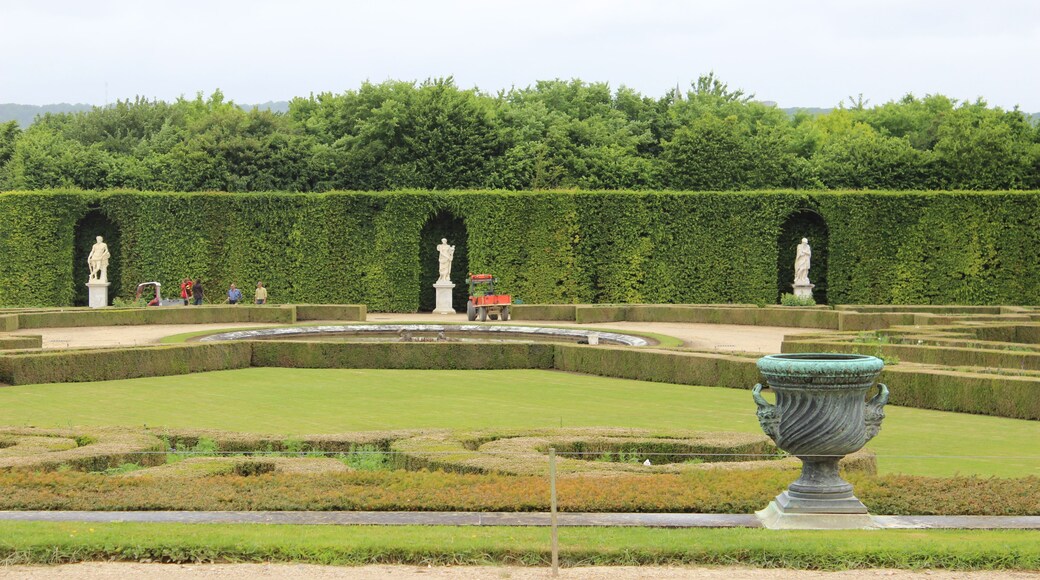 Trois statues de la Grande Commande : Le Flegmatique, L'Asie, Le Poème satyrique - parterre du Nord.
