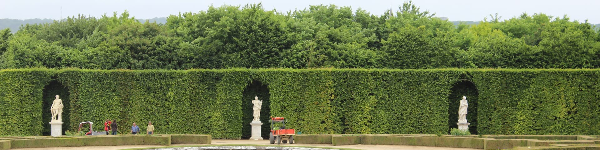 Trois statues de la Grande Commande : Le Flegmatique, L'Asie, Le Poème satyrique - parterre du Nord.