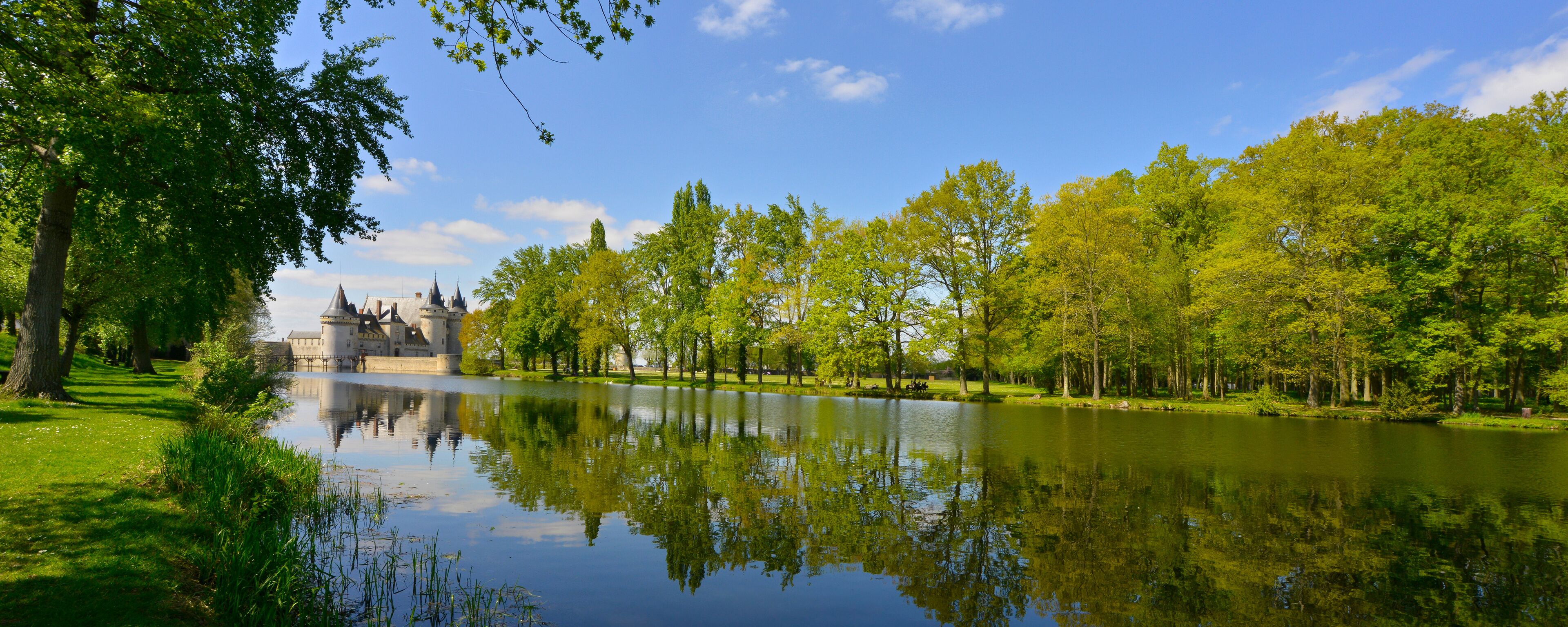 Panoramique Château de Sully-sur-loire (45600) narcissique, Loiret en Centre-Val-de-Loire, France