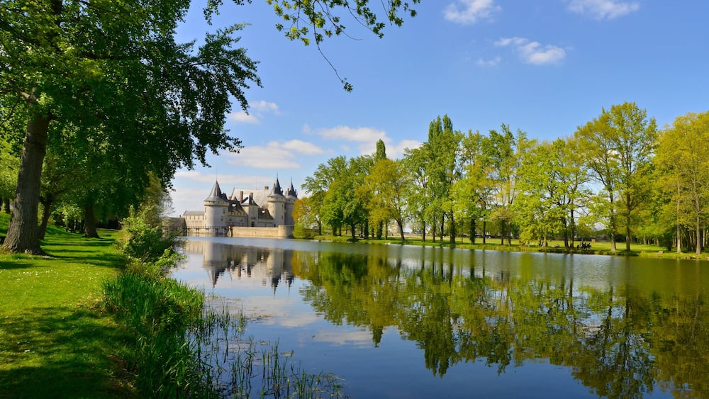 Panoramique Château de Sully-sur-loire (45600) narcissique, Loiret en Centre-Val-de-Loire, France