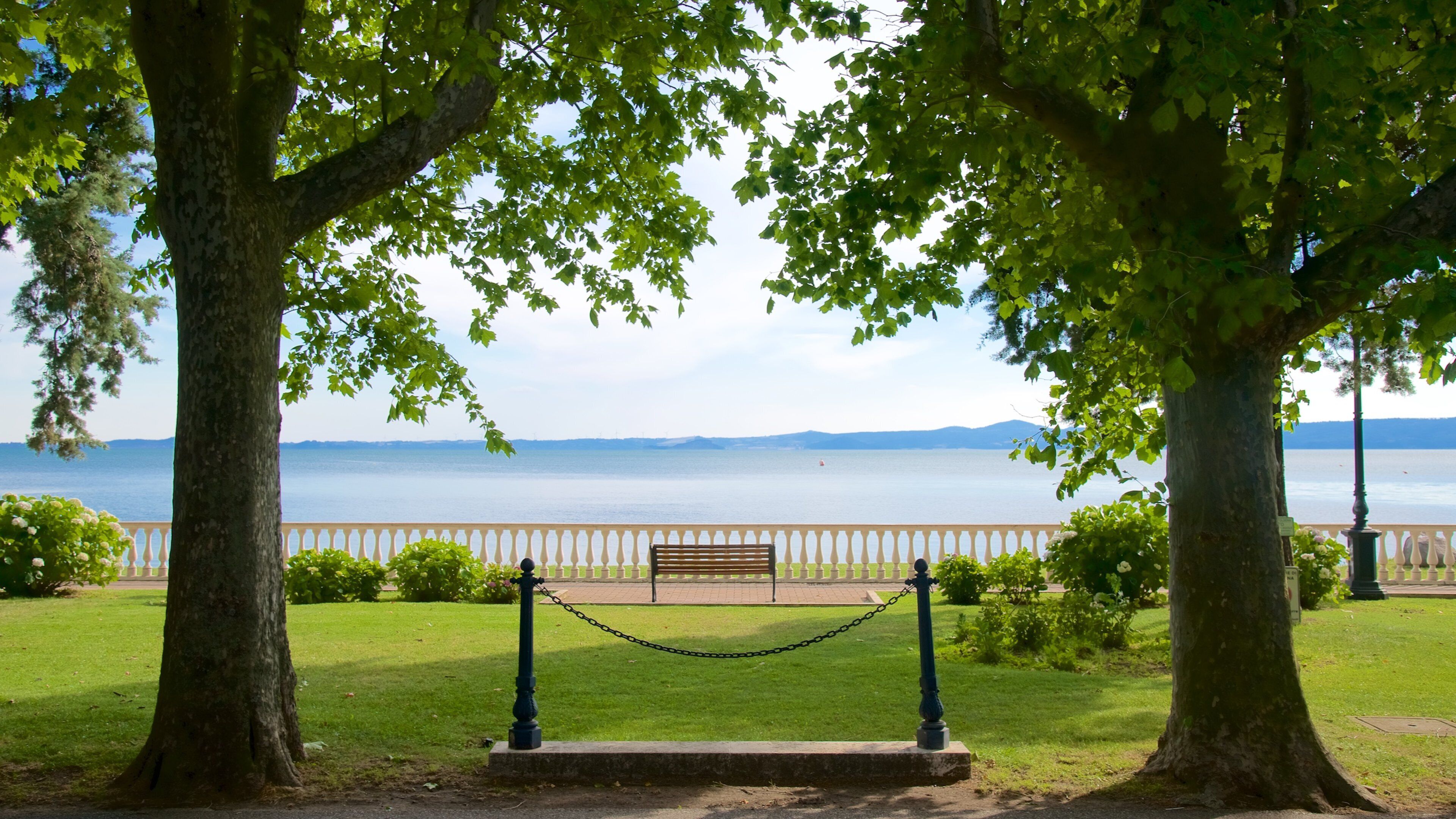 Hồ Bolsena trong đó bao gồm công viên