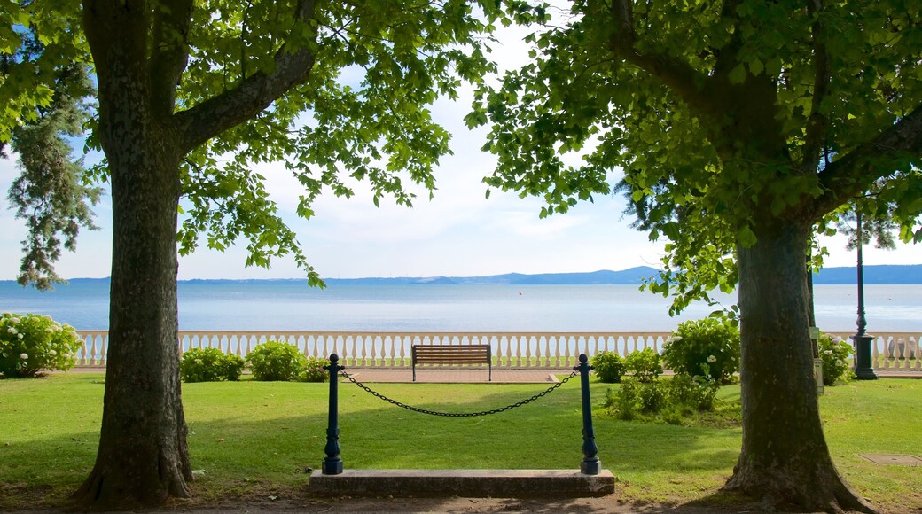 Hồ Bolsena trong đó bao gồm công viên