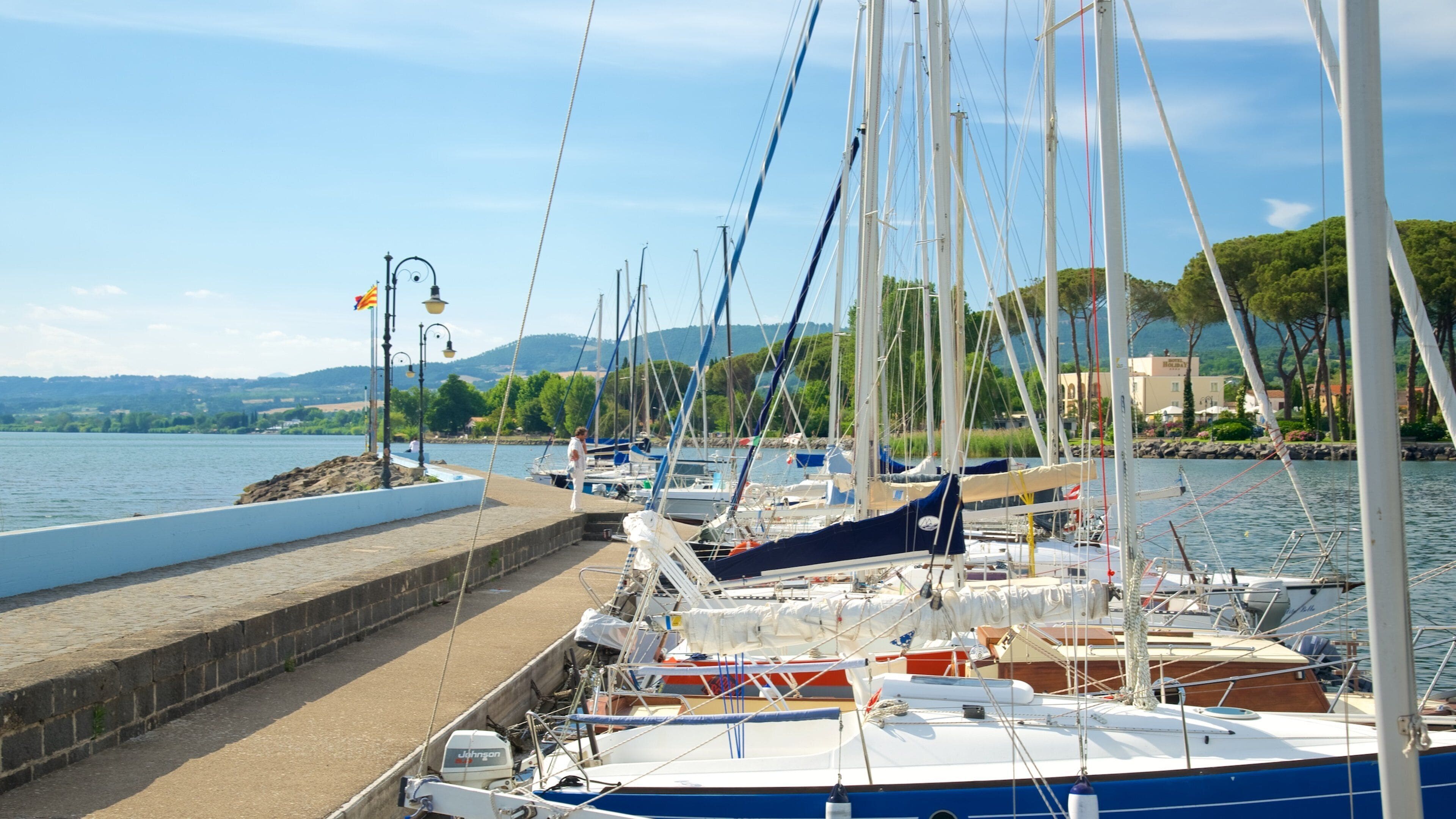 Lago de Bolsena mostrando una bahía o puerto
