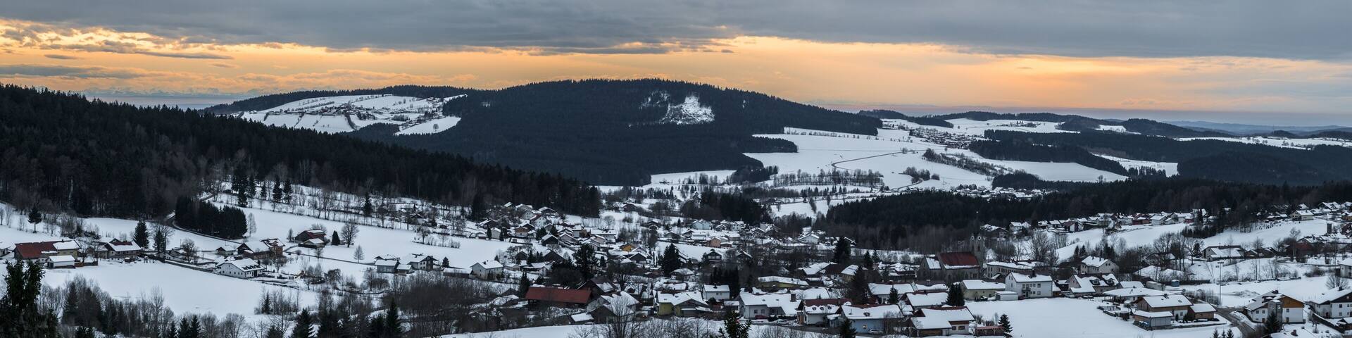 Schnee bedeckte Landschaft im Bayerischen Wald mit Blick auf die Alpen, Bayern, Deutschland