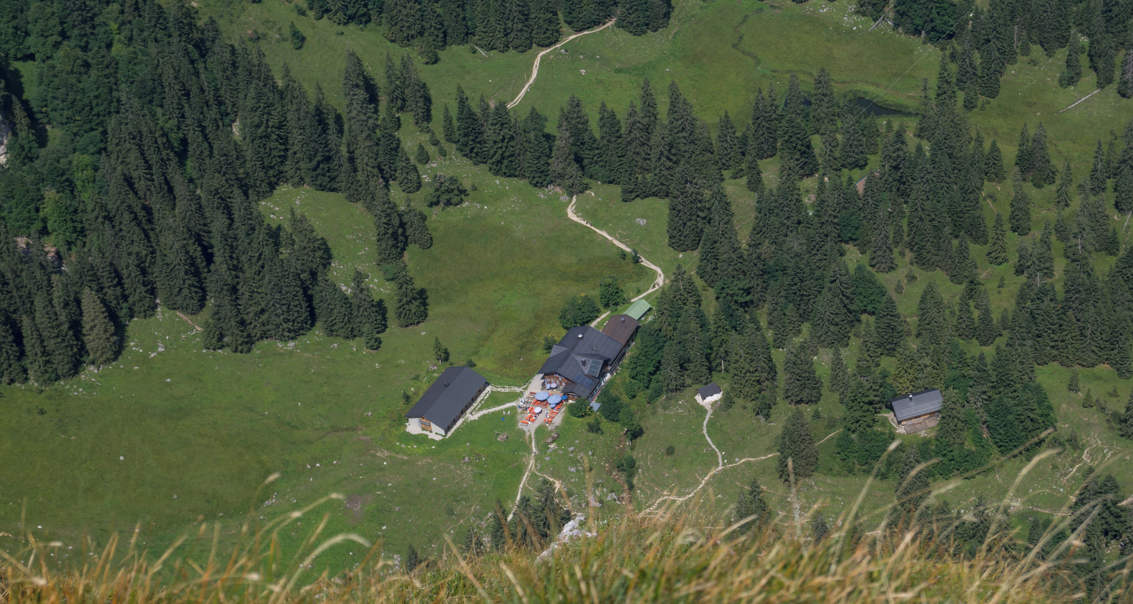 Blick vom Gipfel der Benediktenwand auf die Tutzinger Hütte.