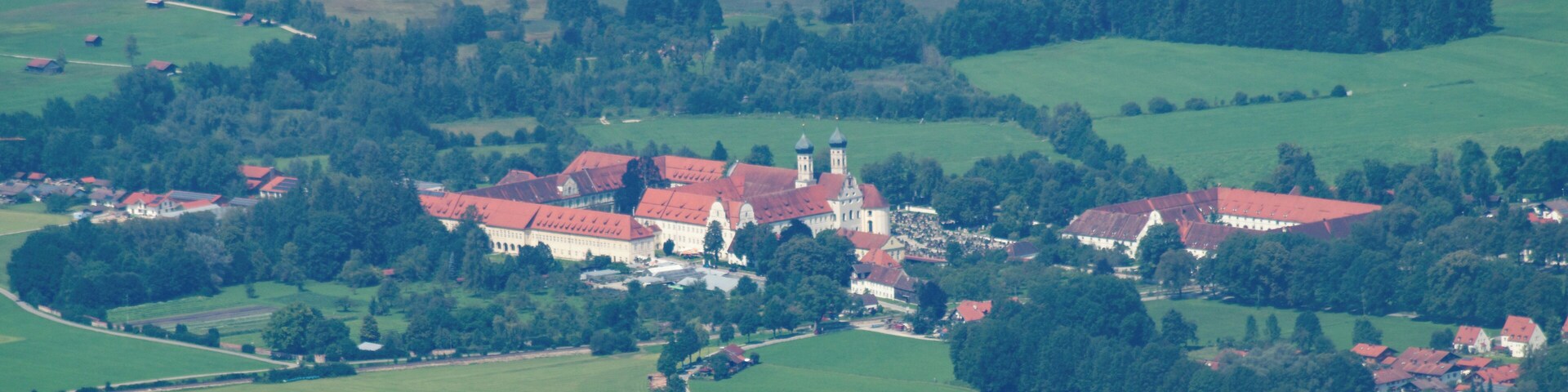 Blick vom Gipfel der Benediktenwand auf das Kloster Benediktbeuern.