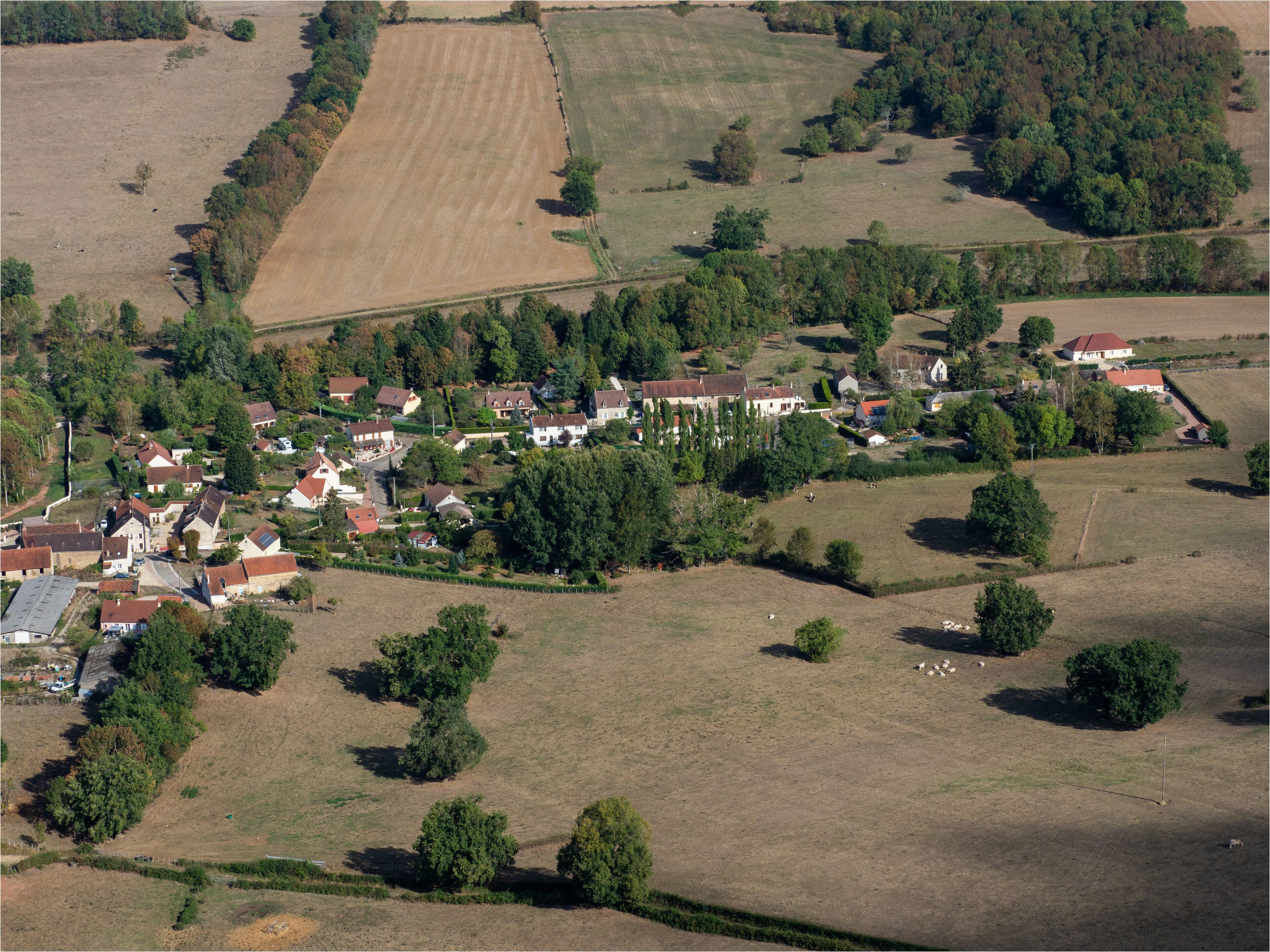 Vue aérienne de Savigny-le-Bois dans le département de l'Yonne en France
