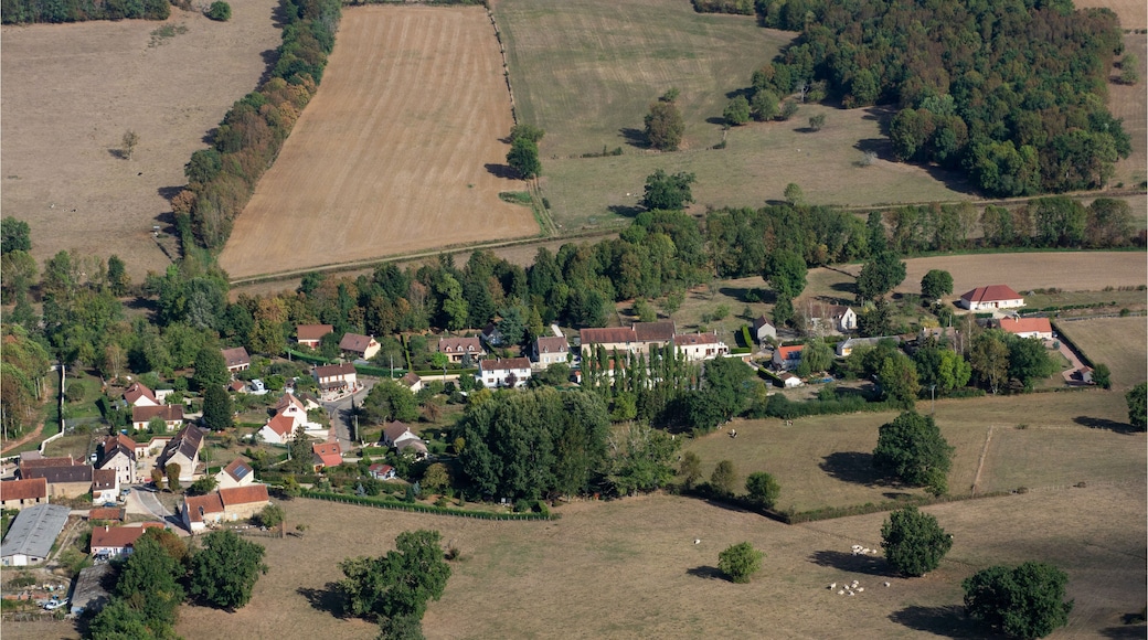 Vue aérienne de Savigny-le-Bois dans le département de l'Yonne en France