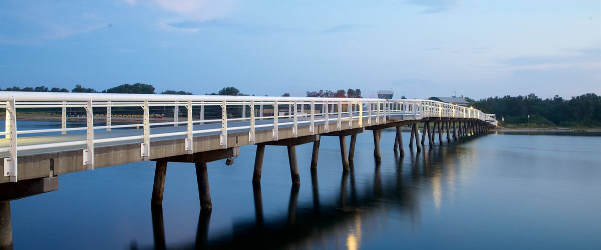 Gippsland som visar en solnedgång, en hamn eller havsbukt och en bro