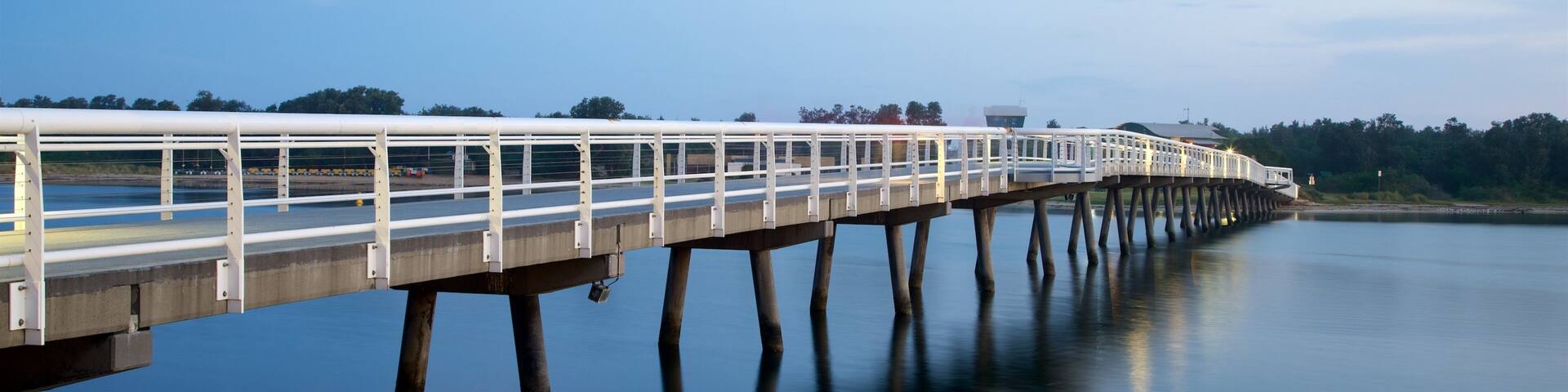 Gippsland que incluye una puesta de sol, un puente y una bahía o puerto