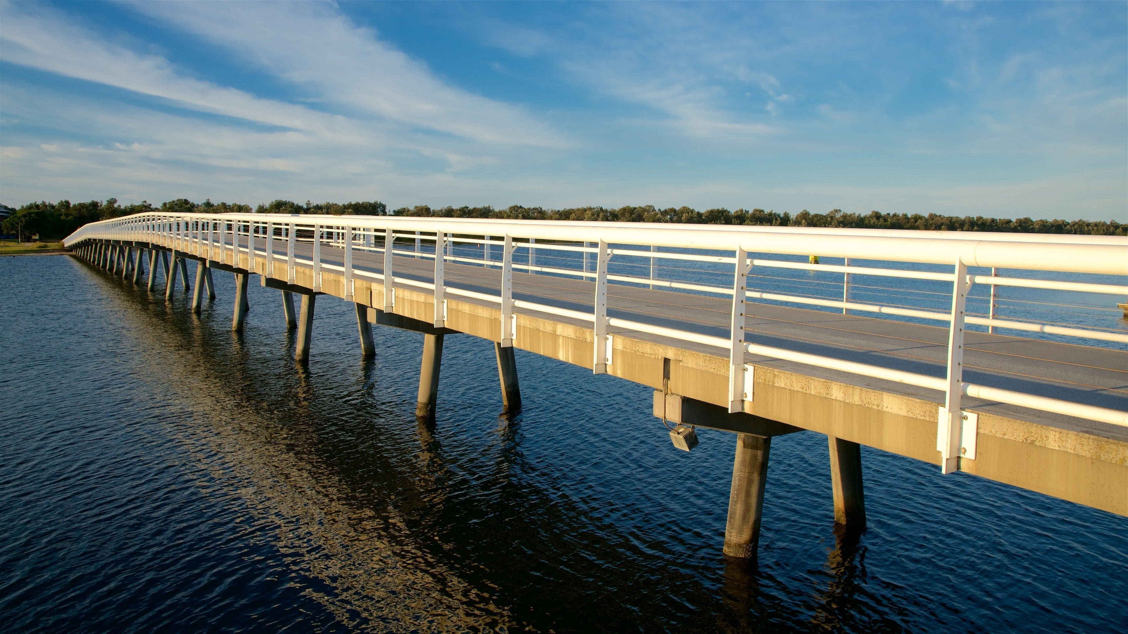 Gippsland welches beinhaltet Brücke und Fluss oder Bach