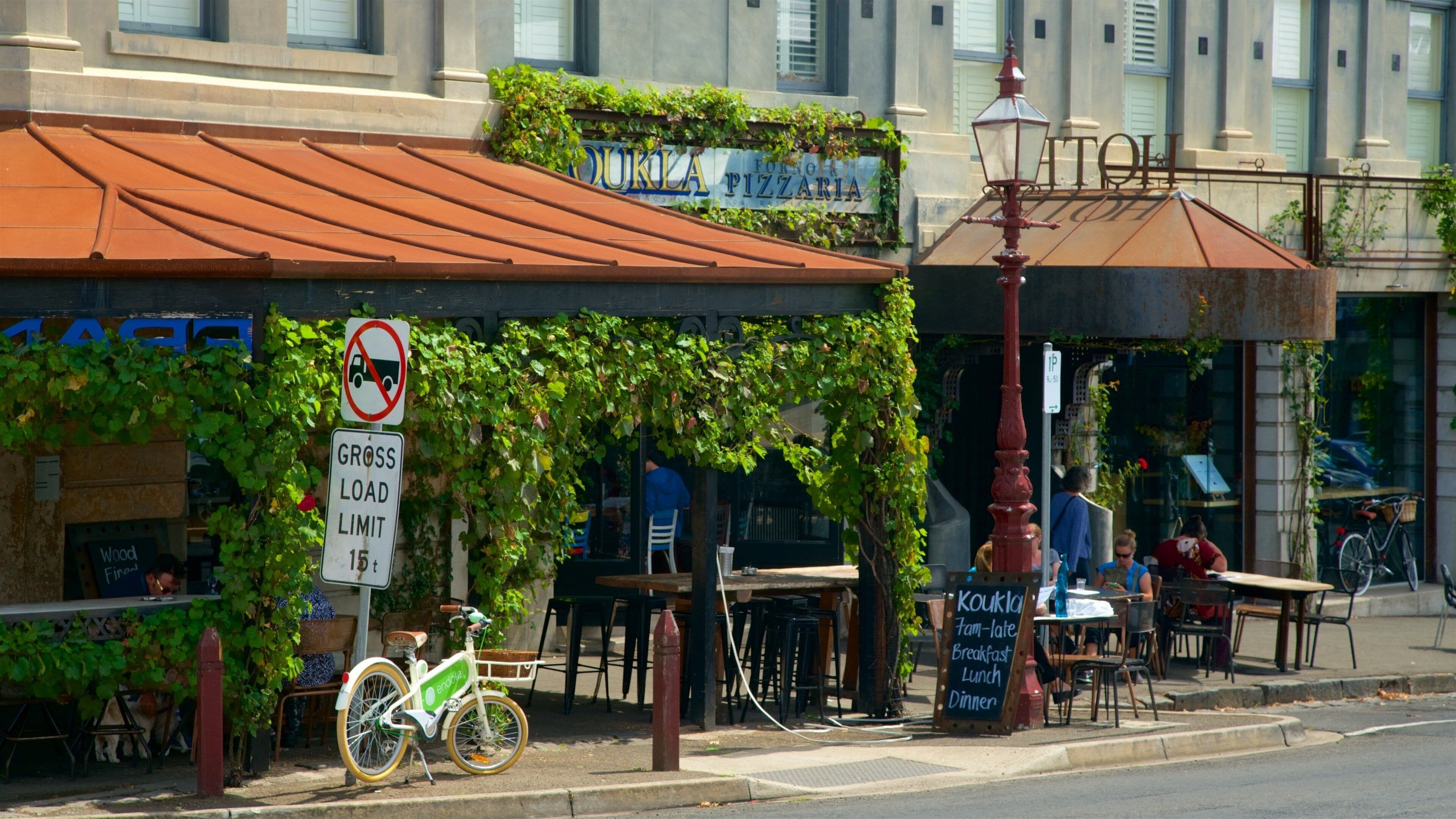 Daylesford mit einem Café-Lifestyle und Straßenszenen