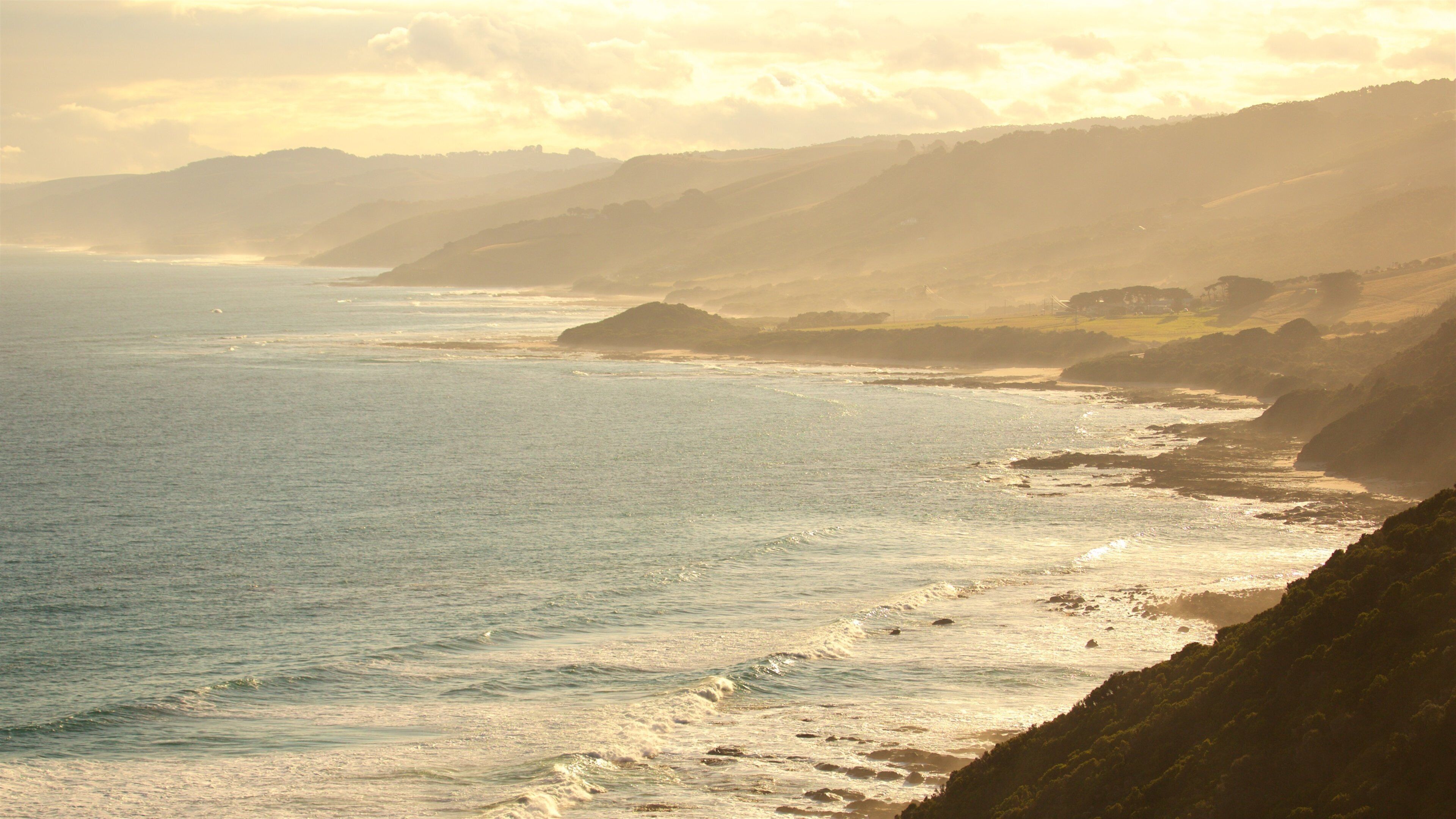 Great Ocean Road som viser bjerge, en solnedgang og udsigt over kystområde