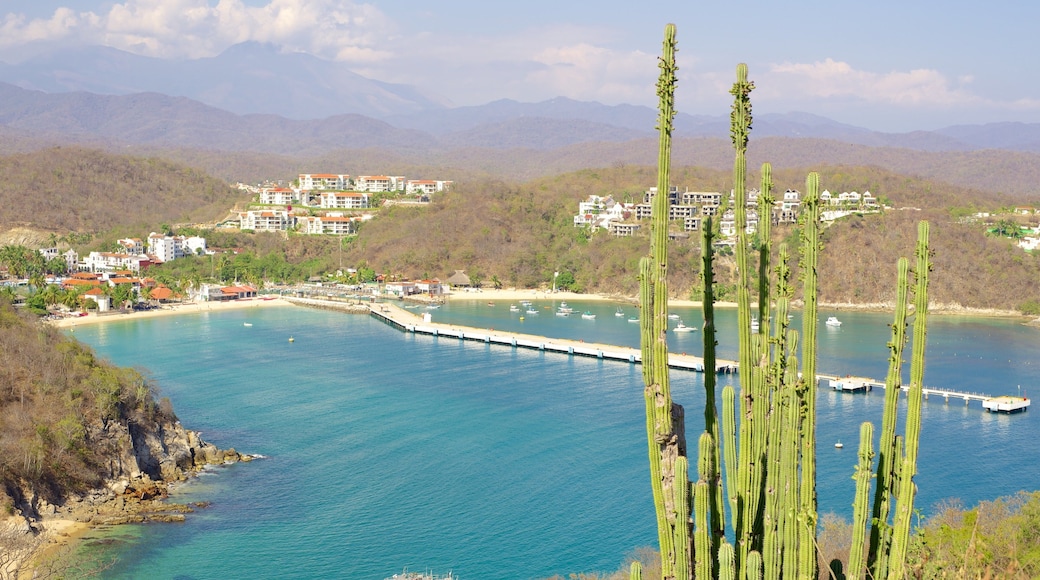 Huatulco que incluye una ciudad costera y vista panorámica