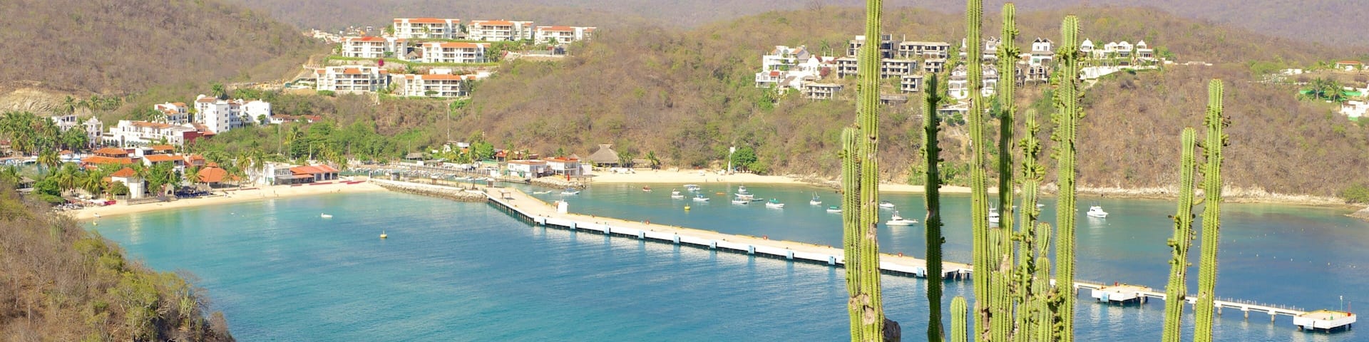 Huatulco showing a coastal town and landscape views