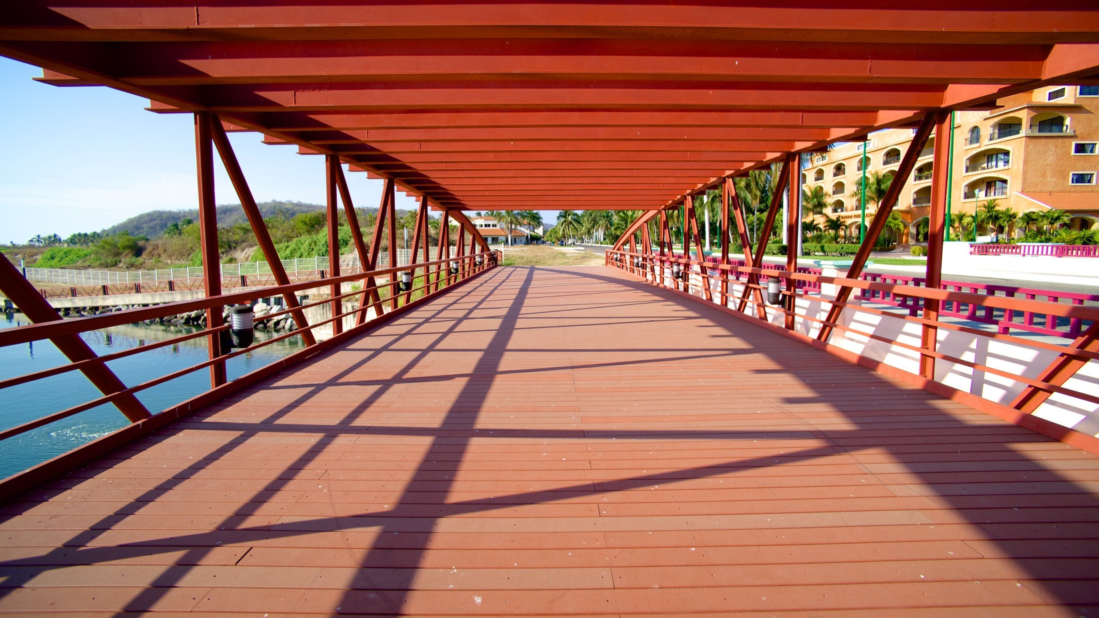 Huatulco mostrando un puente