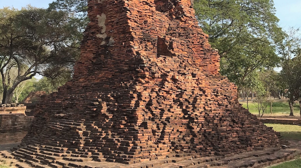 Wat Phra Ram's tall main prang (Khmer-style spire) isn't in the best condition, but it's definitely worth a visit. The temple was constructed on the cremation site of King U Thong (the Ayuthaya kingdom's first sovereign), perhaps in 1369, though details are unclear. Despite being next to Wat Phra Si Sanphet, But this place attracts tourists. #WatPhraRam #Ayutthaya #Thailand #History
