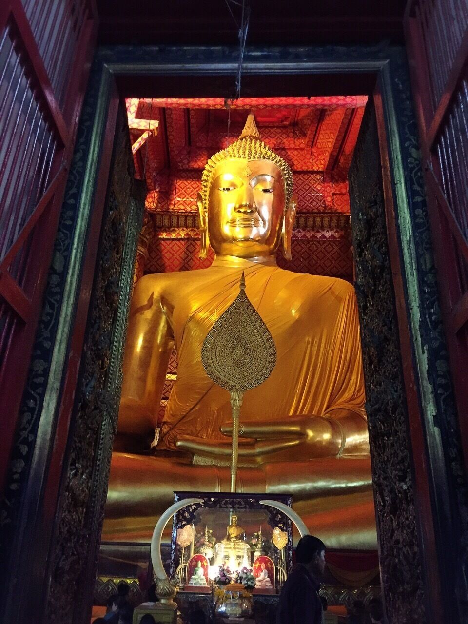 Wat Phananchoeng, one of the famous temples in Ayutthaya Province. It's not far from Bangkok, so we drive here in the weekend like this. :)