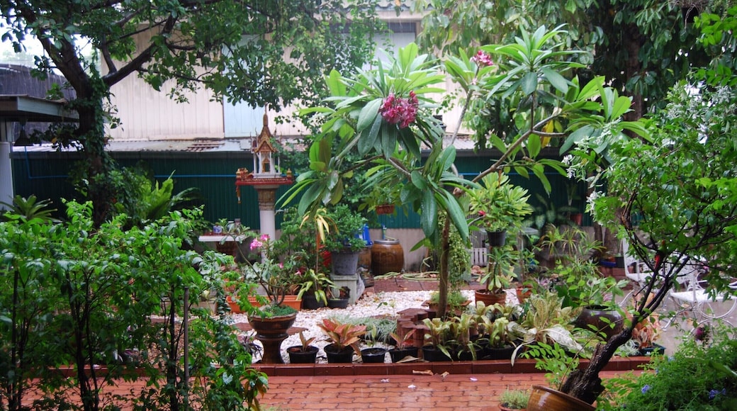 Ban Boonchu Bed and Breakfast is an absolutely wondeful place to stay. We were the first people to stay with them from AirBnB but they have been open for several years. The property is a large wooden house that has been converted into a B&B. The rooms are on the upper floor and the common areas and garden are on the gound floor. The room was huge, great AC, hot water, but the best part AMAZINGLY friendly woman Kittiya who speaks fluent English. Her family helped us as well and were so, so kind. Nothing but wonderful things to say. Great location to the sites and there is a night market two blocks away!