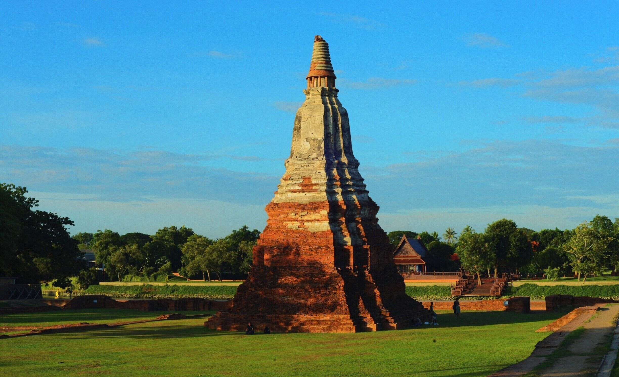 Ayutthaya Thailand for my birthday almost 2 years ago, many movies filmed here its a magic place. Wonderfully photogenic even if i did add a little too much saturation 