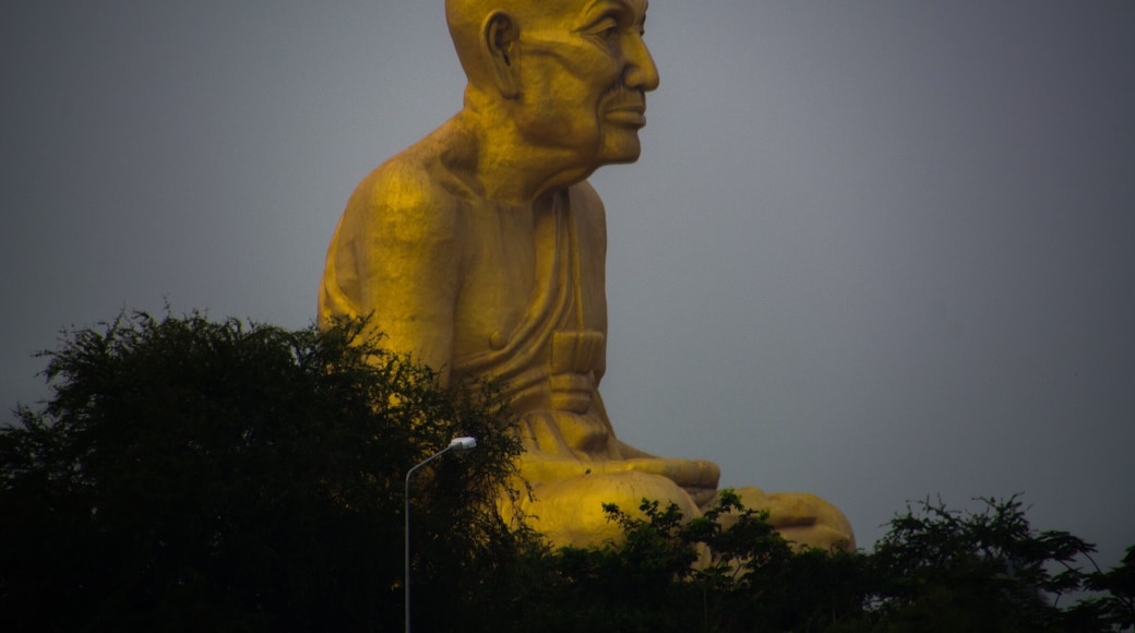 Enormous sculpture of a monk on the way to Chang Mai.