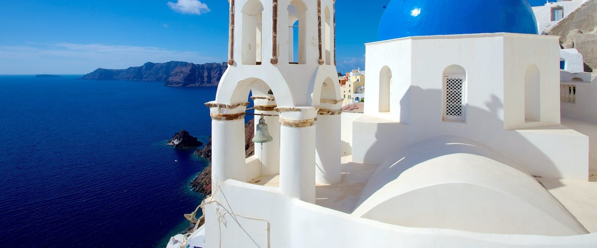 Oia showing skyline, island views and heritage architecture