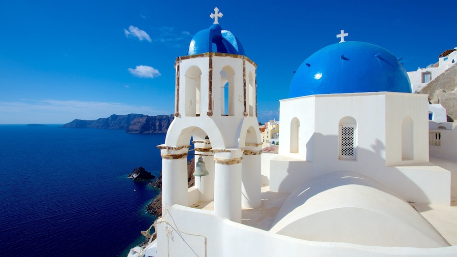 Oia showing skyline, island views and heritage architecture