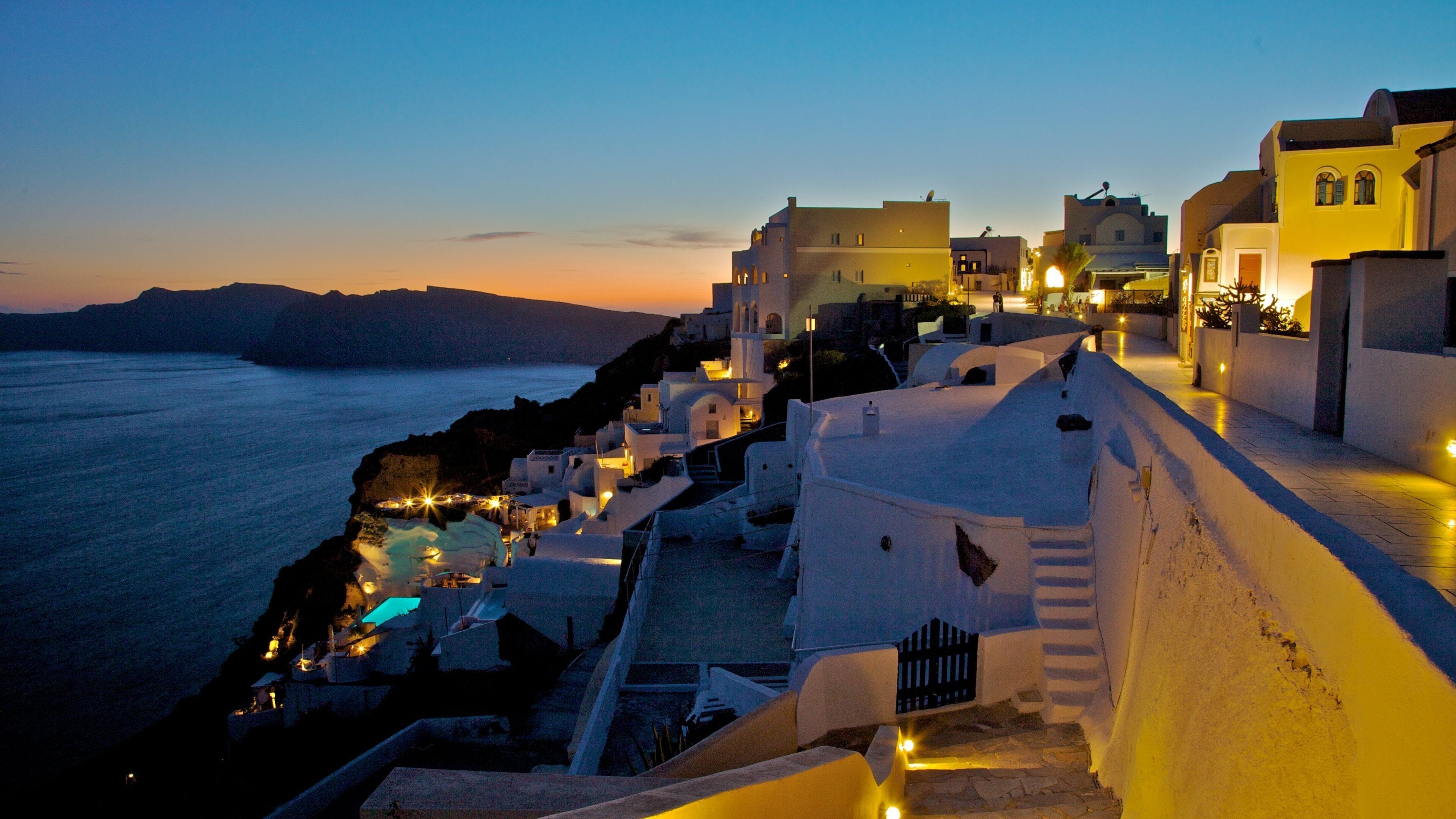 Oia das einen allgemeine Küstenansicht, Luxushotel oder Resort und Küstenort