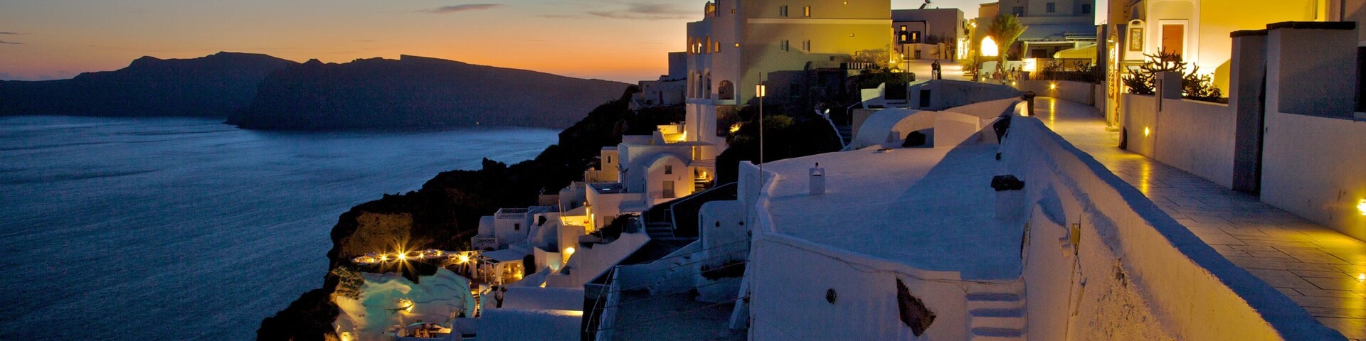 伊亞 其中包括 豪華酒店或度假村, 綜覽海岸風景 和 海邊城市