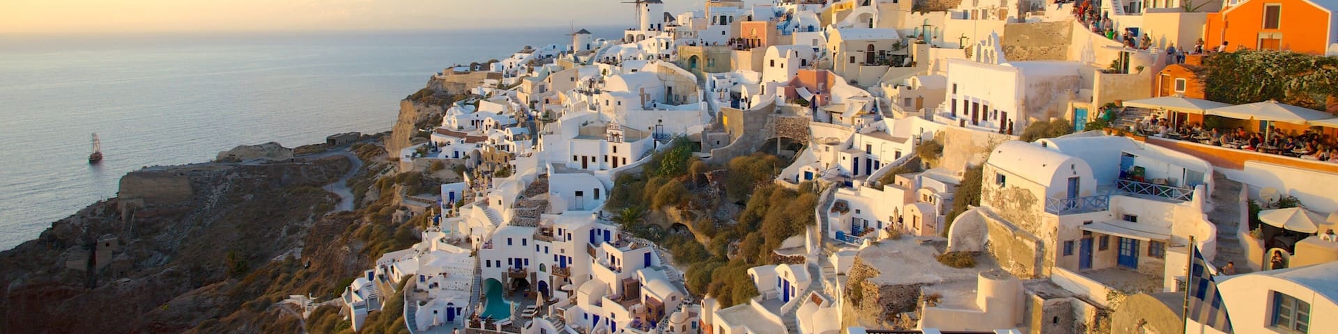 Oia mettant en vedette coucher de soleil et ville cĂŽtiĂšre