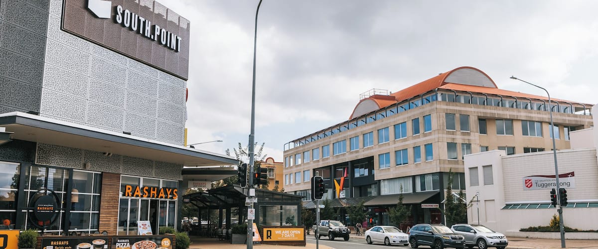 A street with a RASHAYS restaurant, a SOUTH.POINT sign, and a building with a red roof.