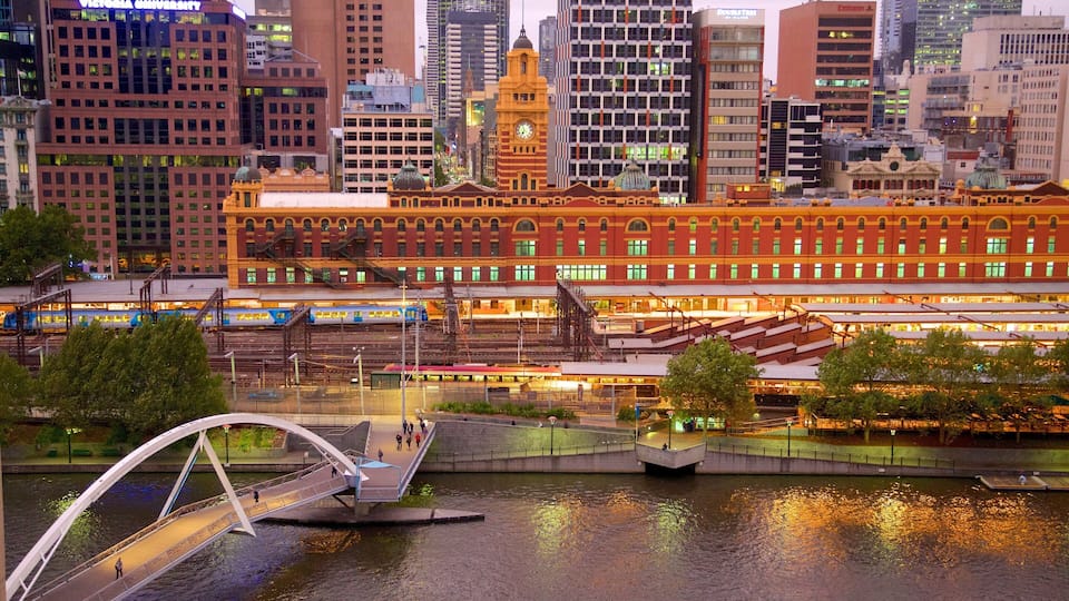 Melbourne CBD showing city views and night scenes