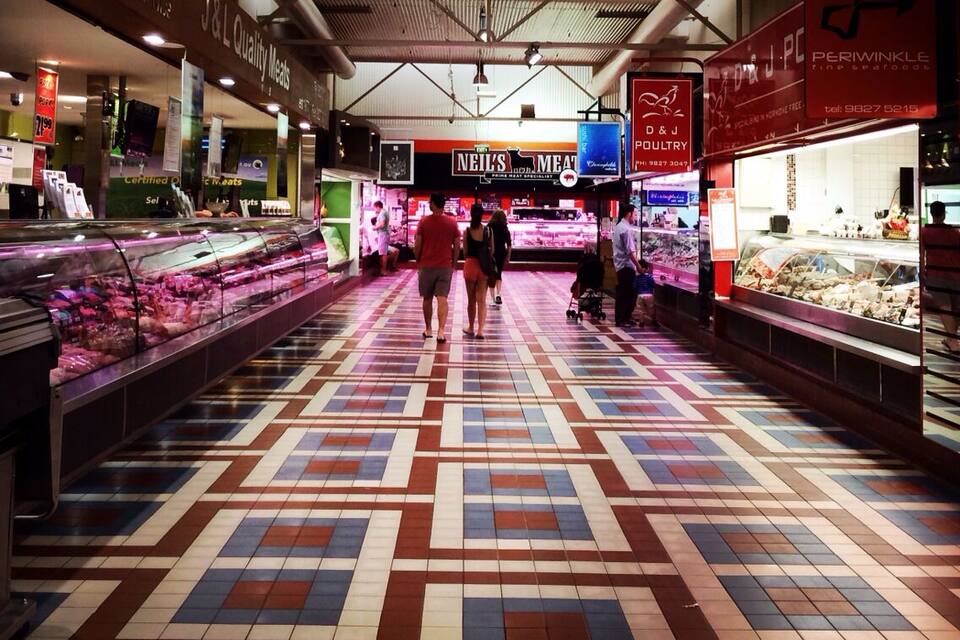 Una food court con diversi chioschi gastronomici, tra cui J&L Quality Meats e Periwinkle Fine Seafood.