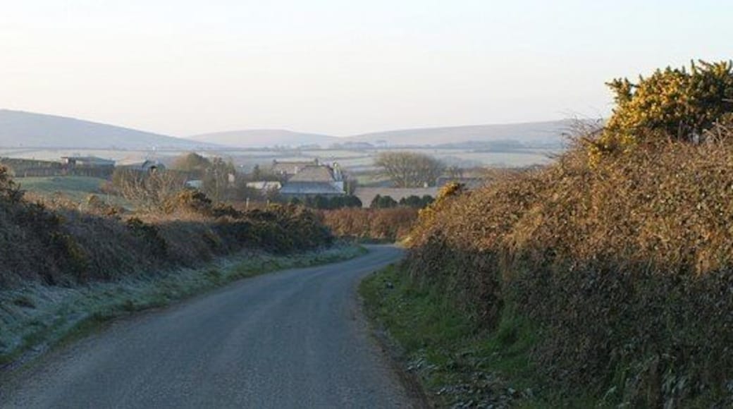 Lane to Treglasta The farm is visible above the banks of the lane. Beyond is a good view across the valley of the Inny towards Bodmin Moor.