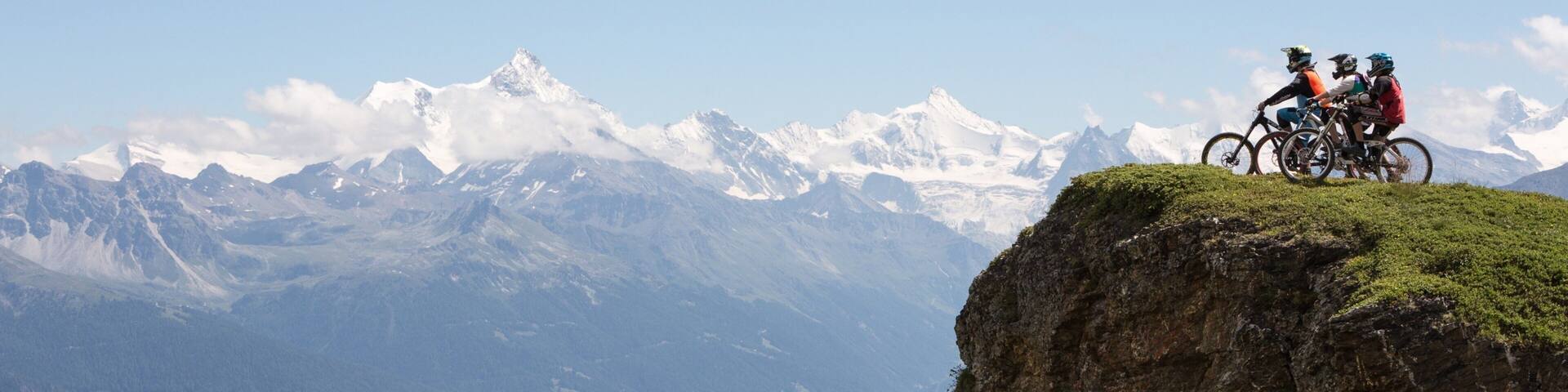 Wintersportort Crans-Montana welches beinhaltet Berge und Mountainbiking sowie kleine Menschengruppe