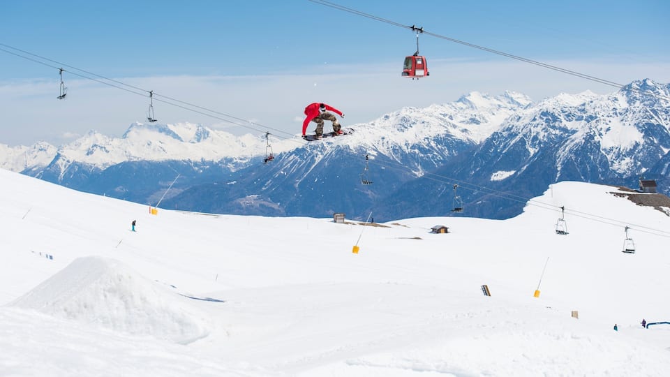 Crans-Montana Ski Resort which includes snowboarding, a gondola and snow
