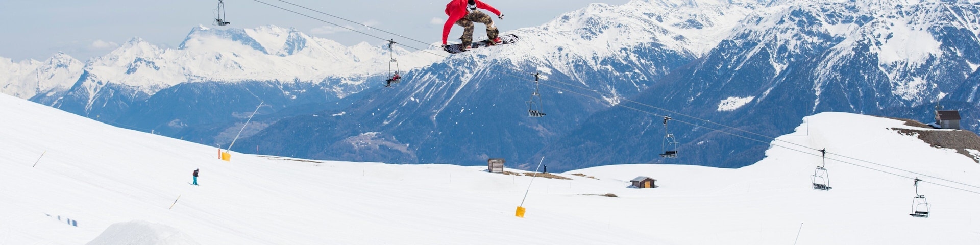 Skioord Crans-Montana bevat snowboarden, sneeuw en een gondel