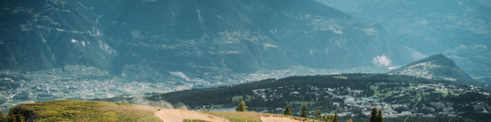 Station de ski de Crans-Montana qui includes montagnes et VTT