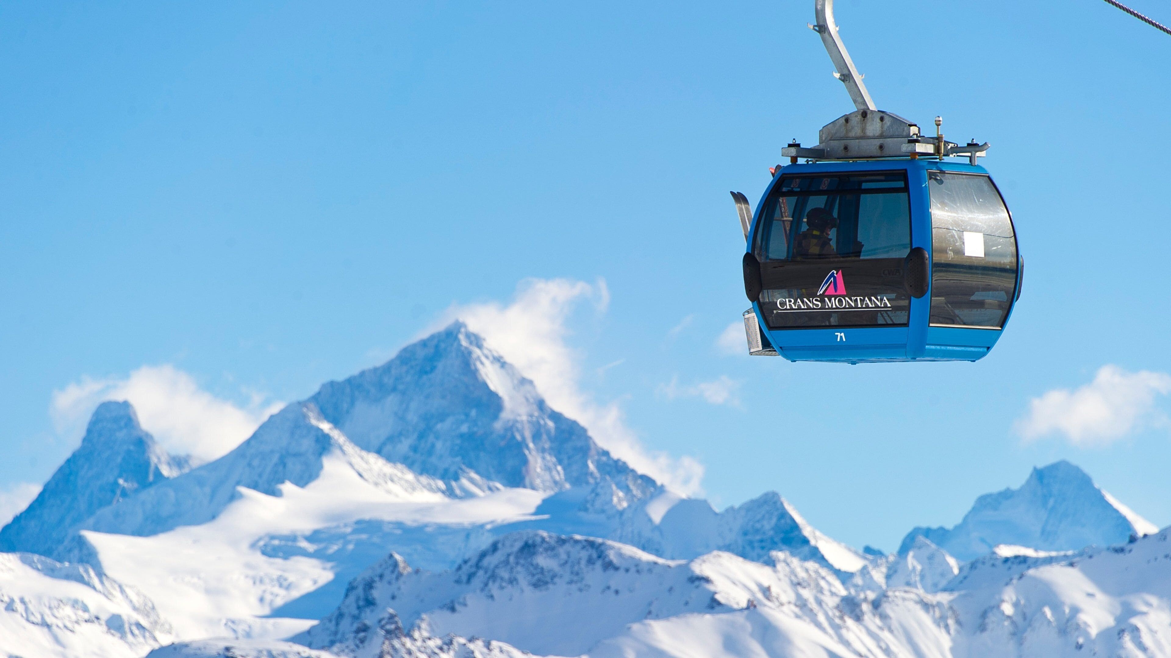 Crans-Montana Ski Resort which includes a gondola, mountains and snow