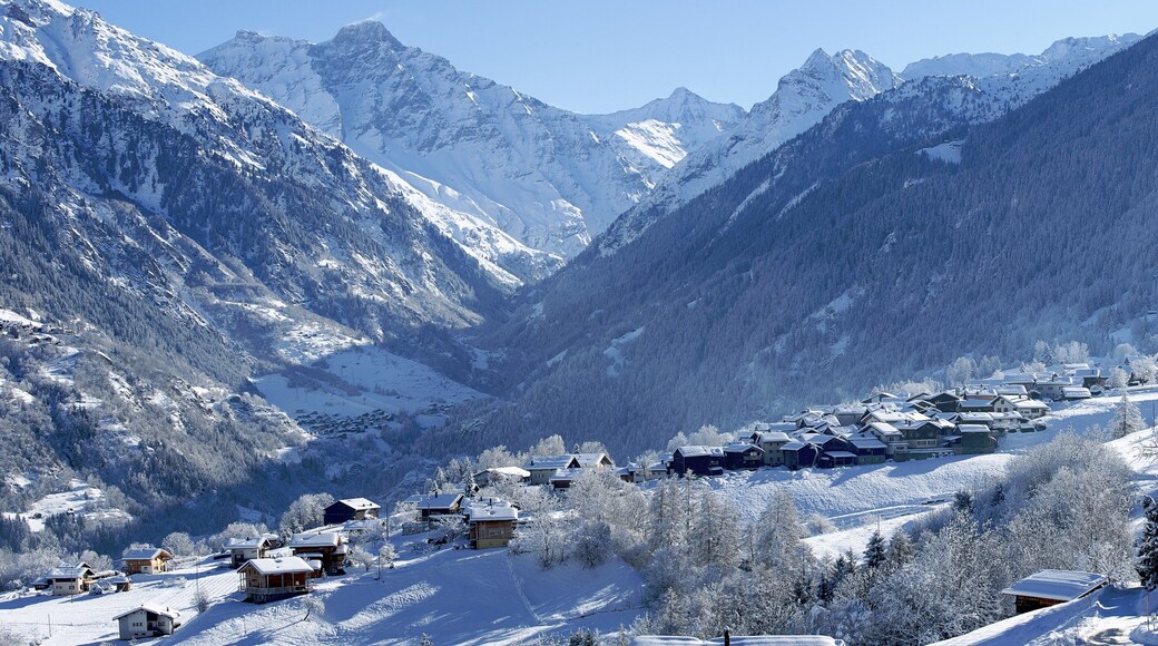 Verbier showing a small town or village, mountains and snow