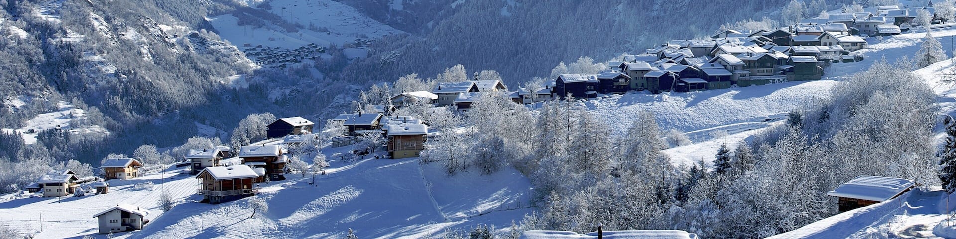 Verbier qui includes petite ville ou village, neige et montagnes