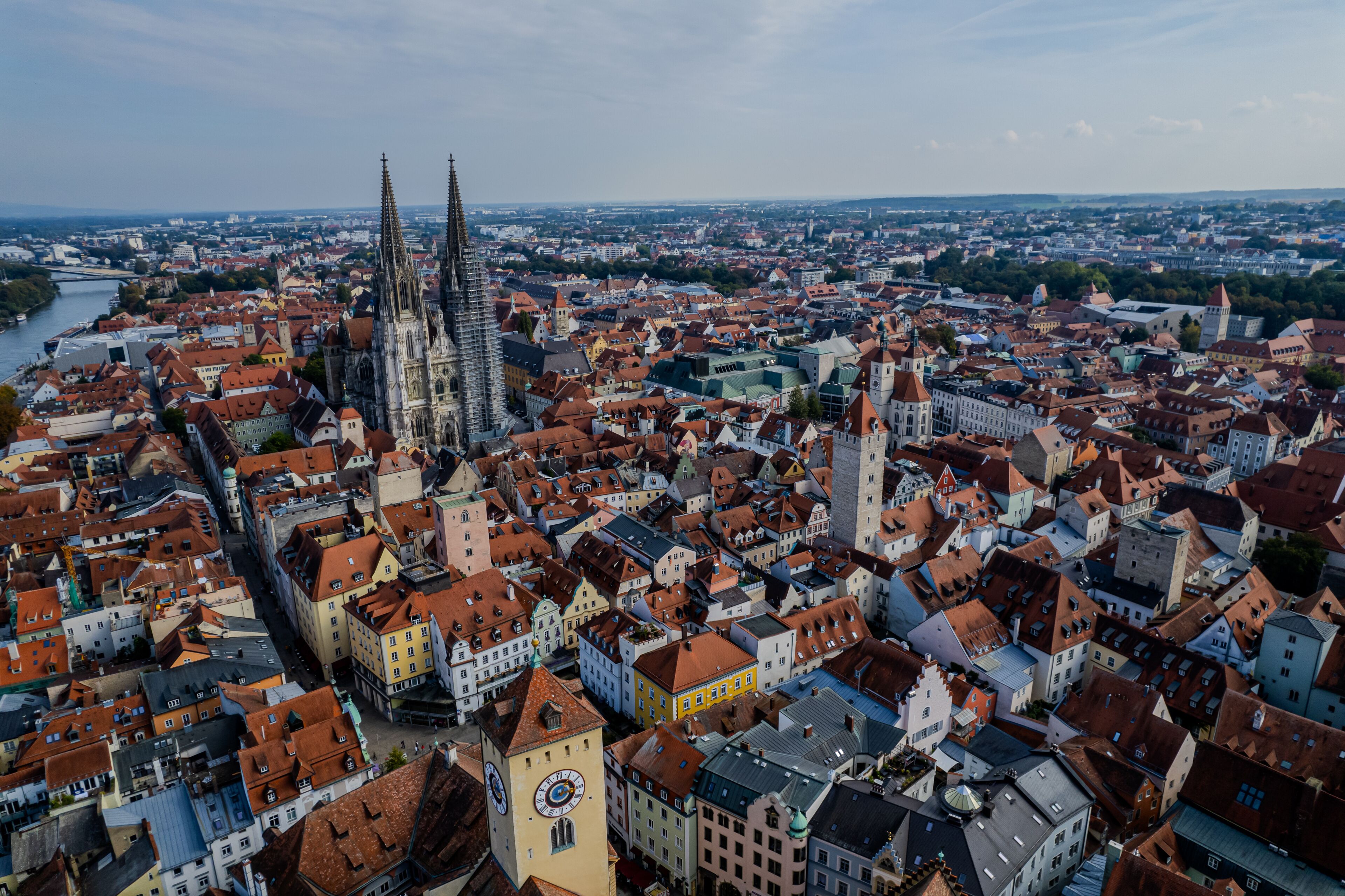 Une vue urbaine avec une cathédrale imposante et une rivière.