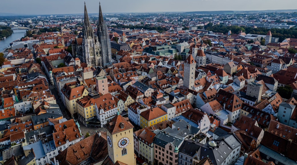 Une vue urbaine avec une cathédrale imposante et une riviÚre.