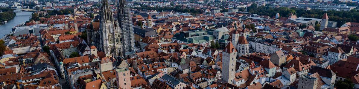 Eine Stadtansicht mit einem markanten Dom und einem Fluss.