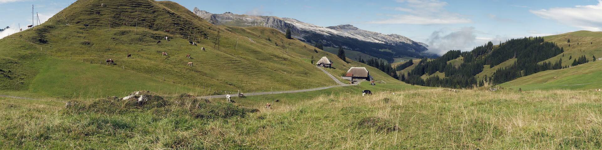 Die Bergkette der Schrattenfluh in den Luzerner Voralpen vier markante Gipfel auf Strick, Hächlen, Hengst und Schibengütsch. Aussicht von den grünen Weiden rund um Tannigsboden
