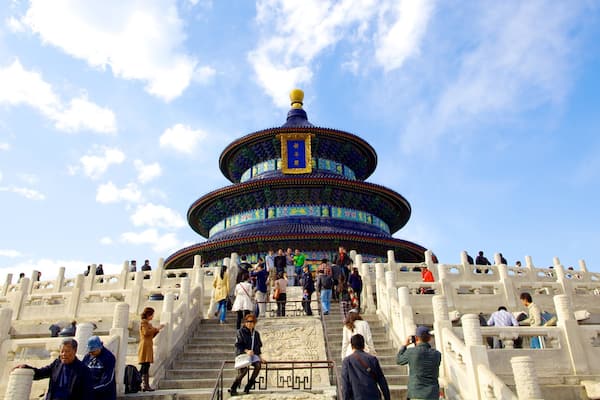 Himlens Tempel som viser en by, religiøse elementer og et tempel eller et tilbedelsessted