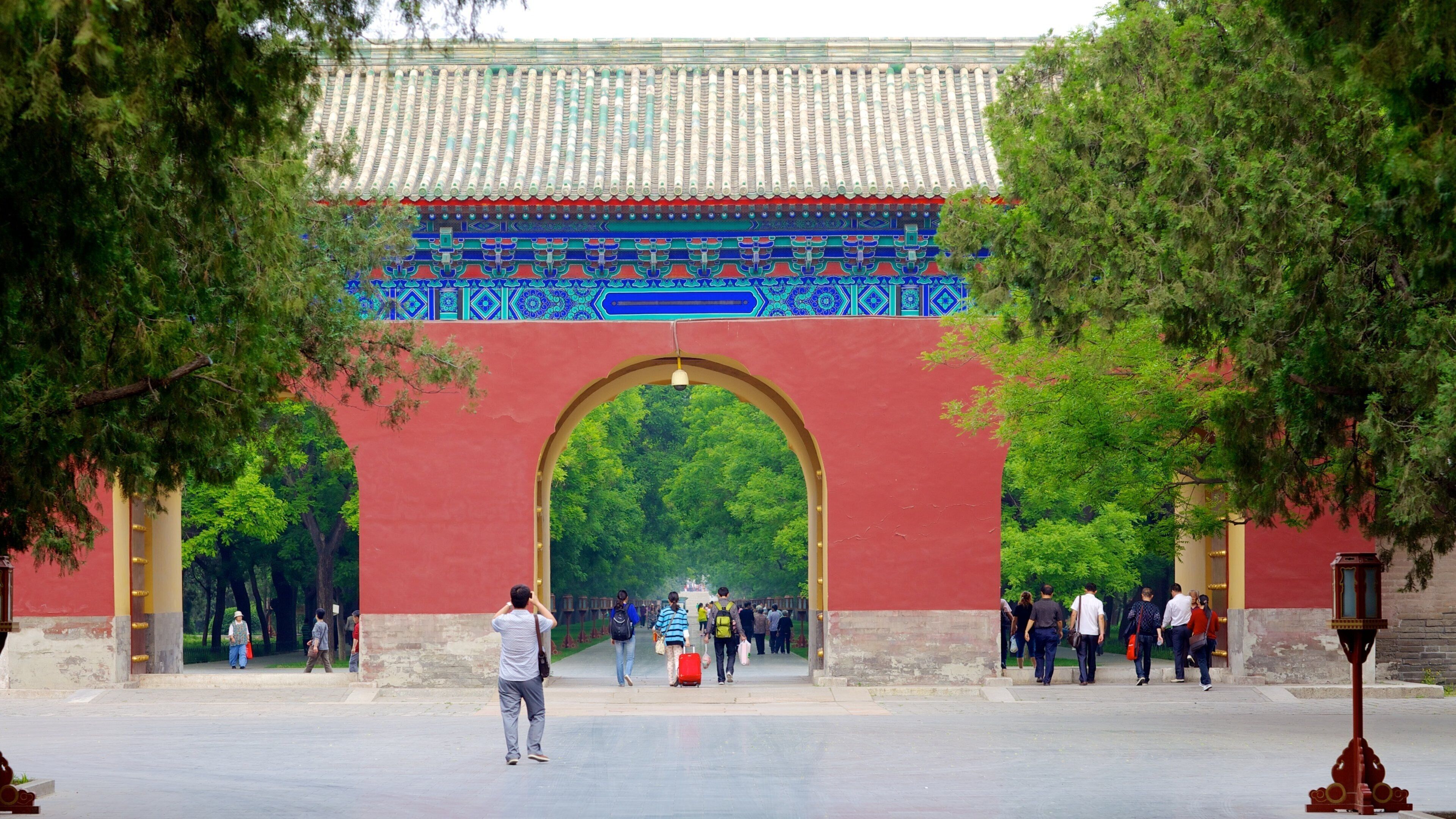 Temple of Heaven showing religious elements, street scenes and a temple or place of worship