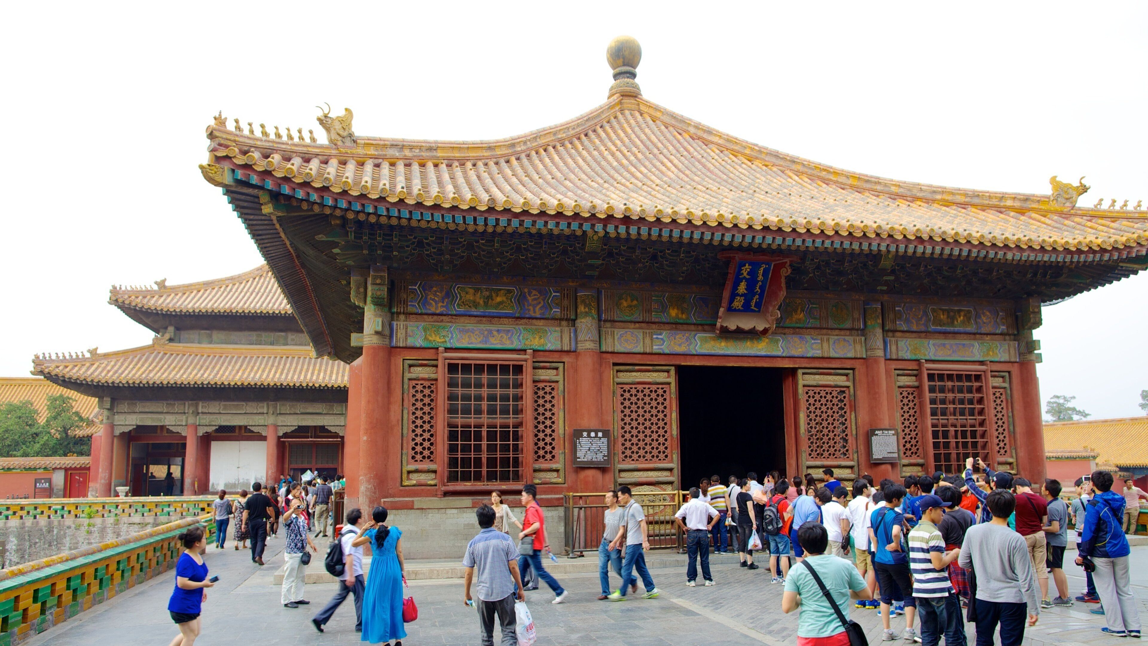 Forbidden City which includes château or palace and heritage architecture as well as a large group of people